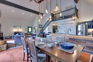 Luxe Blairsville Cabin with Game Room, Near Hikes - Hood - 4