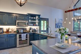 Luxe Blairsville Cabin with Game Room, Near Hikes - Hood - 2