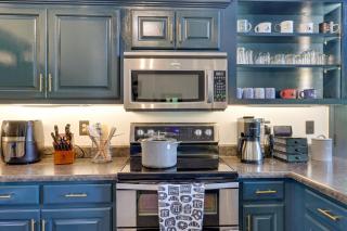 Luxe Blairsville Cabin with Game Room, Near Hikes - Hood - 1