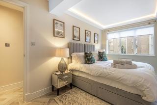 Luxury Living in Knightsbridge Balcony Views of Harrods, 2BR 2BA with AC - 0