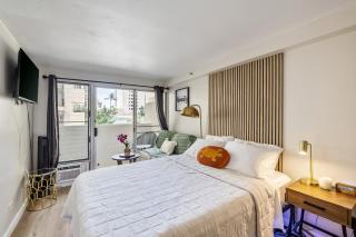 Bright & Cozy Condo Unit with Balcony! - Honolulu - 0