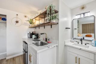 Bright & Cozy Condo Unit with Balcony! - Honolulu - 4