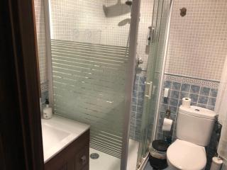 Apartamento estudio de 50m2, todo exterior y con patio, ideal para parejas, familias con niños pequeños y para hospedajes de largas estancias, con techo abuhardillado y una de las mejores vistas de Toledo - 5