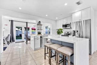 Peaceful 3 Bedroom House with Relaxing Backyard 15 minutes to the Ocean - Hollywood - 2