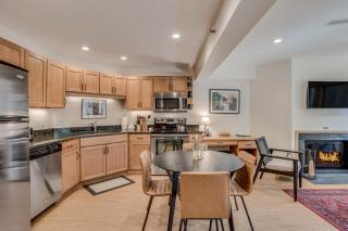Laurelwood Condominiums 409 - 1