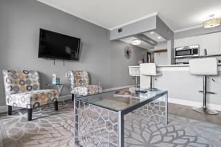 New - Waterfront Renovated beauty with heated pool - Tampa - 1