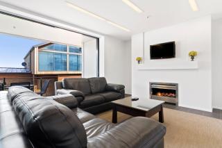Stunning 2 Bedroom Apartment with Balcony! - Queenstown - 9
