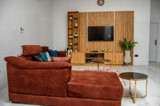 NIFEWAT APARTMENT,2 bedroom apartment NICE SUITE with pool, gym,Netflix, WiFi and sitting out area - Abuja - 9