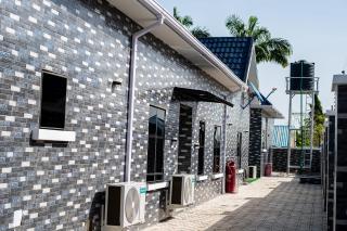 NIFEWAT APARTMENT,2 bedroom apartment NICE SUITE with pool, gym,Netflix, WiFi and sitting out area - Abuja - 5