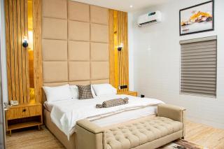 NIFEWAT APARTMENT,2 bedroom apartment NICE SUITE with pool, gym,Netflix, WiFi and sitting out area - Abuja - 4