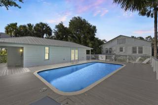 Cabin Style Pool Home w/ Guesthouse! Sleeps 10! - Stuart - 0