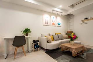 Holly's Fika Studio-Projector-Balcony-Old Quarters - Hanoi - 7