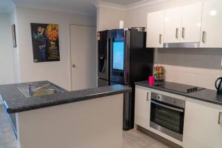 Family home with free parking close to everything - Bundamba - 7