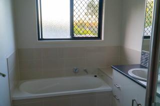Family home with free parking close to everything - Bundamba - 3