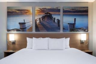 Days Inn & Suites by Wyndham Commerce - Commerce - 1