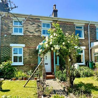 Garden Cottage - 3 Bedroom Close to Town and Beach - 8