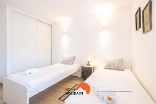 #112 Oura Flat by Home Holidays - 6