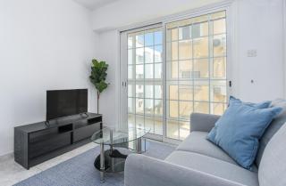 White 1-Bedroom Apartment By Mackenzie Beach - Larnaca - 7