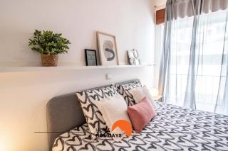 #103 Foxy V by Home Holidays - 0