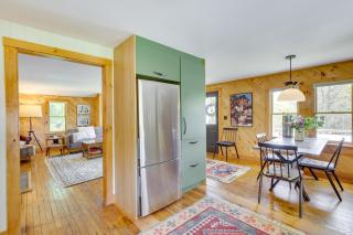 Gorgeous Sunday River Cabin with Saltwater Hot Tub! - Newry - 4
