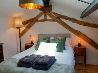 Rusty Shears46 Eclectic couples escape, hot tub & Cahors vineyards - 1