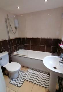 Centralized Private 4 BR House at Hanley with Free Parking - Etruria - 1
