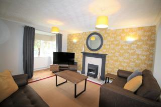 Doncaster - Warmsworth - Great Customer Feedback - 3 Bed Detached House - Private Garden & Parking Plus Garage - Quiet Cul De Sac Location - Dog Friendly - Fast Wifi - Close to Motorway Access - 7