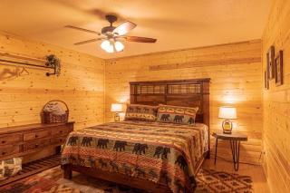 Cabin #6 Bobcat Bunkhouse - Pet Friendly - King Bed - Sleeps 4 - 6