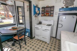 A Sweet Pine Cabin - Adorable retro home in a peaceful residential neighborhood - Big Bear City - 6