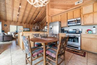 Wolf View Lodge - Adorable and modern cabin with well-appointed mountain decor - 8