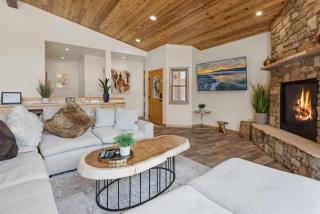 Boulder Bay Chalet Lakefront - Elegantly decorated with Hot Tub and Game Room! - Big Bear Lake - 7