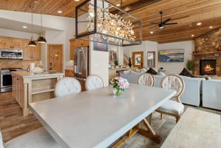 Boulder Bay Chalet Lakefront - Elegantly decorated with Hot Tub and Game Room! - Big Bear Lake - 3