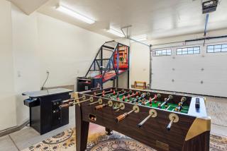 Boulder Bay Chalet Lakefront - Elegantly decorated with Hot Tub and Game Room! - 1