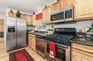 The Twisted Twig - Great amenities! Patio Deck for nights under the stars & trees, and Hot Tub! - Big Bear Lake - 3