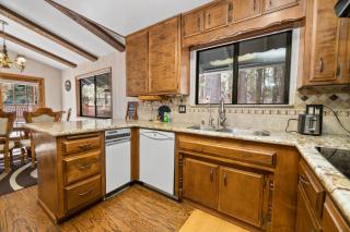 Avalon Retreat - A well-furnished cabin with a pool table and a Hot Tub! - 6
