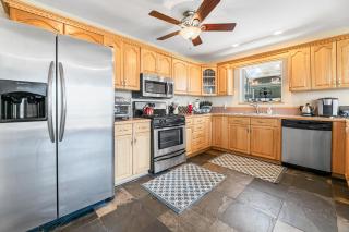 BB Lake View Lodge - Gorgeous Lakeviews, Hot Tub, Jetted Tub, and Firepit! - Big Bear Lake - 2