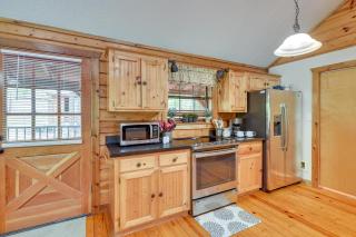 Cape Royale Luxury Livingston Cabin with Hot Tub! - 1