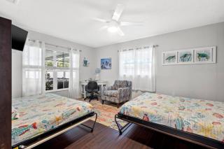 Poolside Paradise - Pinellas Park - 2