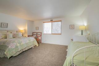 The Love Shack - Cozy cabin in a such a great spot! Very quiet neighborhood - 2