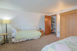 The Love Shack - Cozy cabin in a such a great spot! Very quiet neighborhood - 4