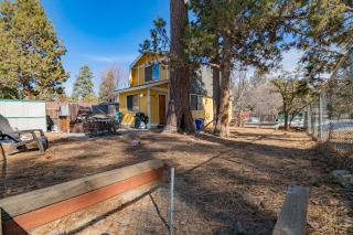 The Love Shack - Cozy cabin in a such a great spot! Very quiet neighborhood - 7