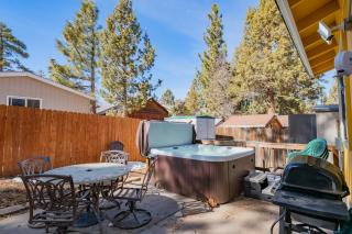The Love Shack - Cozy cabin in a such a great spot! Very quiet neighborhood - Sugarloaf - 7