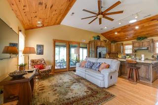Couples Retreat on Bay Tree Lake - Elizabethtown - 8