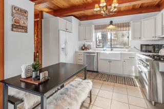 The Lakehouse Cabin - Located close to the Lake! Hot Tub, Smart TV, and WiFi! - 6