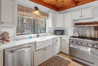 The Lakehouse Cabin - Located close to the Lake! Hot Tub, Smart TV, and WiFi! - 5