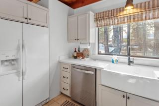The Lakehouse Cabin - Located close to the Lake! Hot Tub, Smart TV, and WiFi! - 4