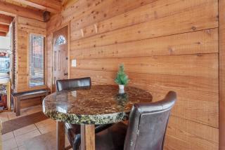 The Lakehouse Cabin - Located close to the Lake! Hot Tub, Smart TV, and WiFi! - 3