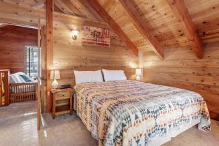 The Lakehouse Cabin - Located close to the Lake! Hot Tub, Smart TV, and WiFi! - 2