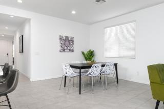 Stylish & Bright Gem ~ King/Queen Beds ~ Backyard! - Casa Grande - 1