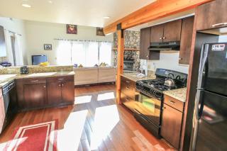 The Fox Paw - Cozy and spacious cabin! Family game room with Foosball and Pool Table! Jet Tub! - 5